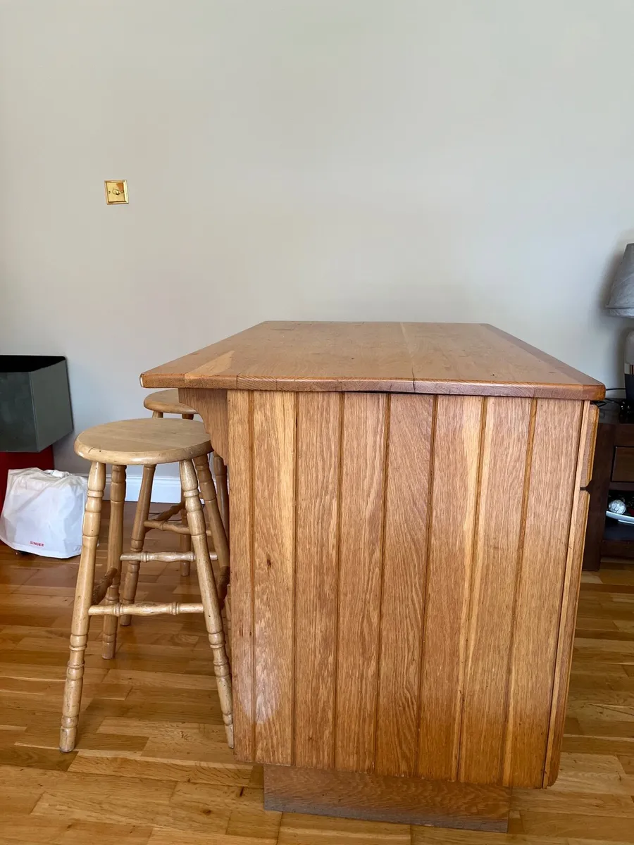 Kitchen island and stools - Image 1