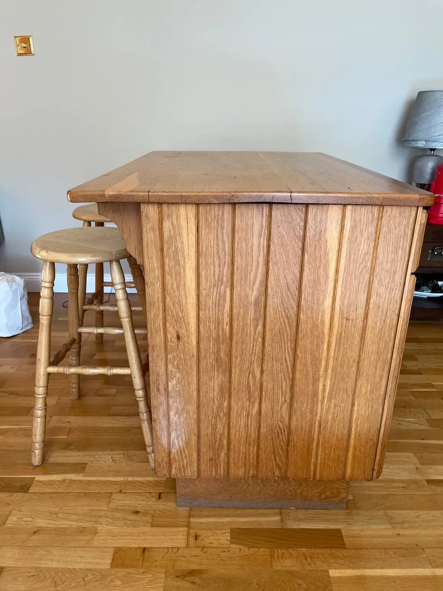 Kitchen island and stools - Image 2