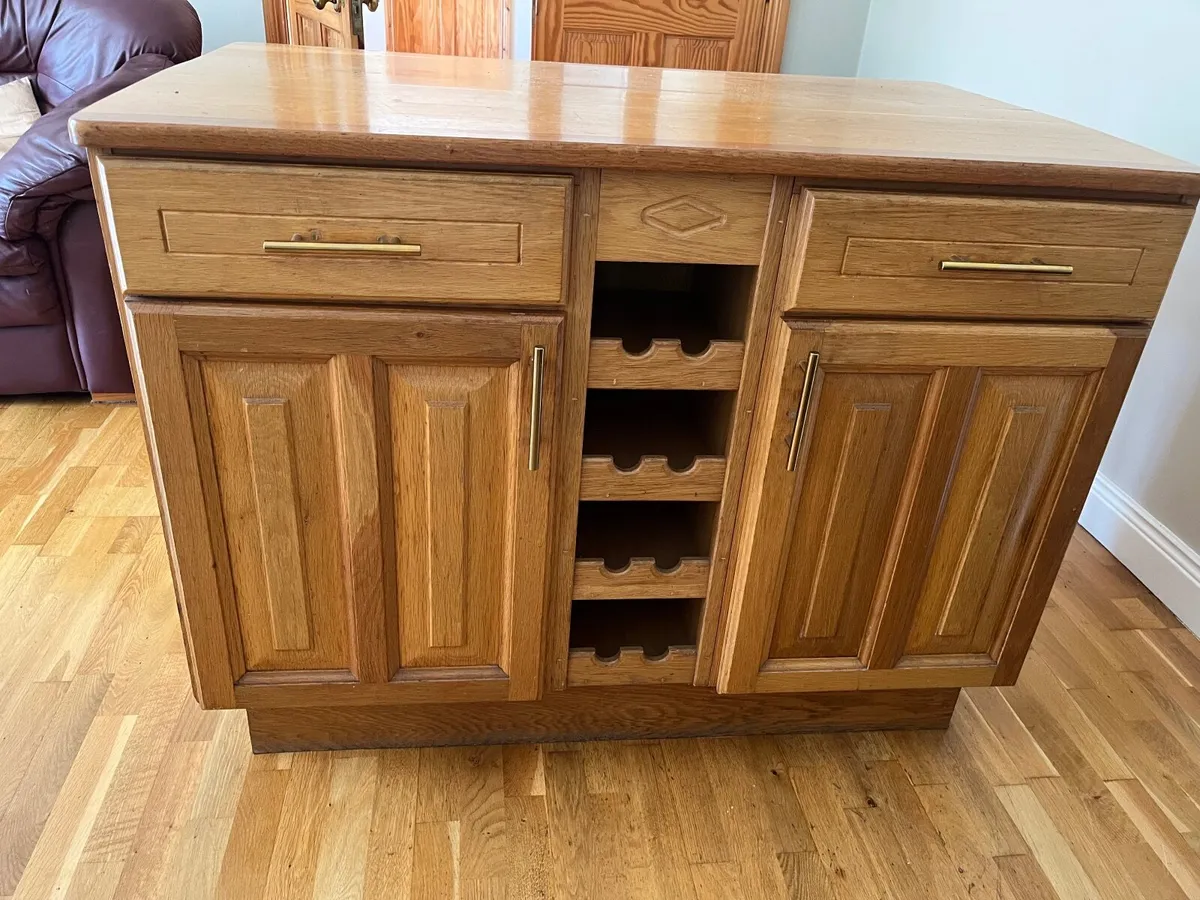 Kitchen island and stools - Image 3