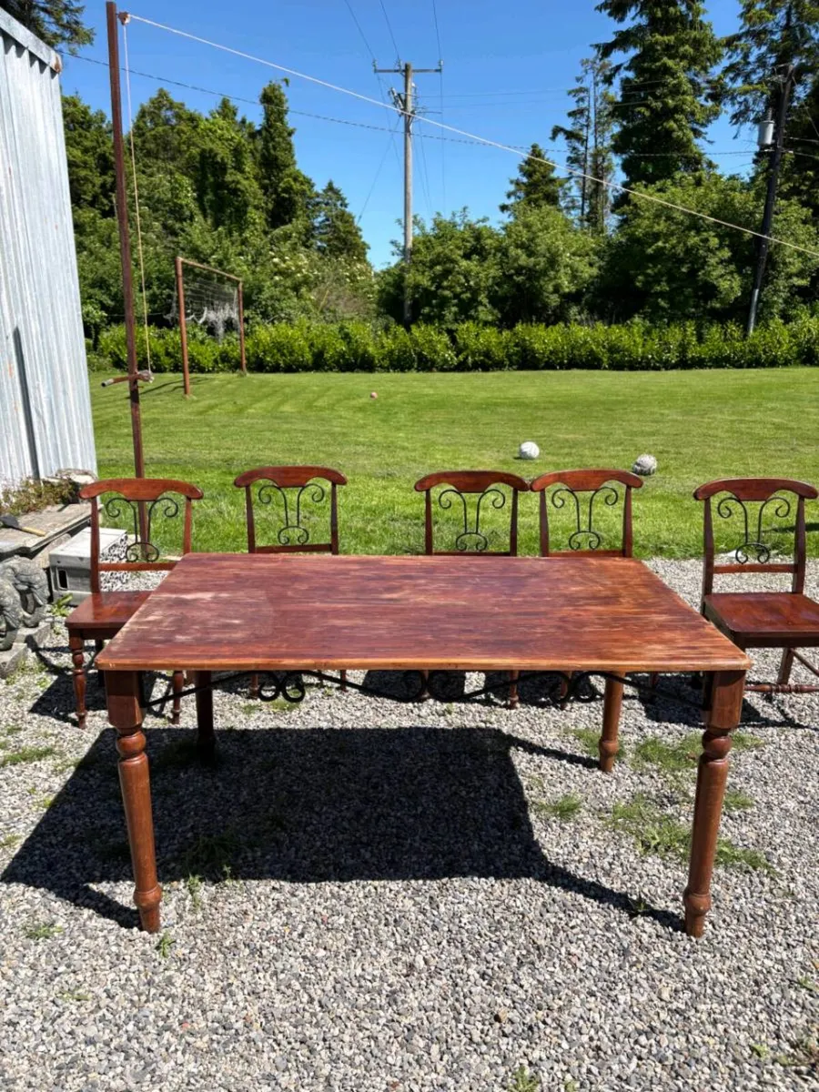 Table and chairs - Image 1