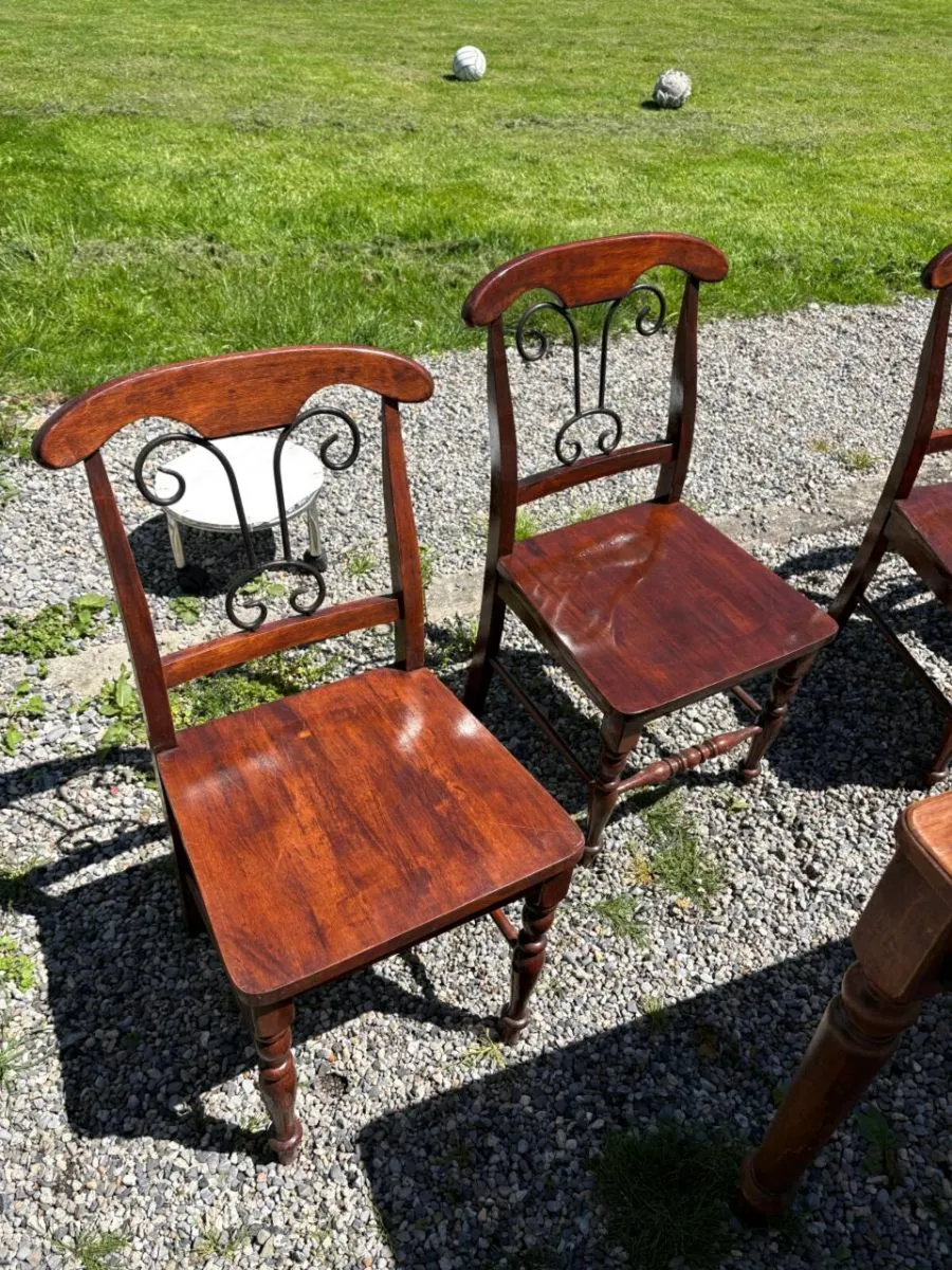 Table and chairs - Image 2