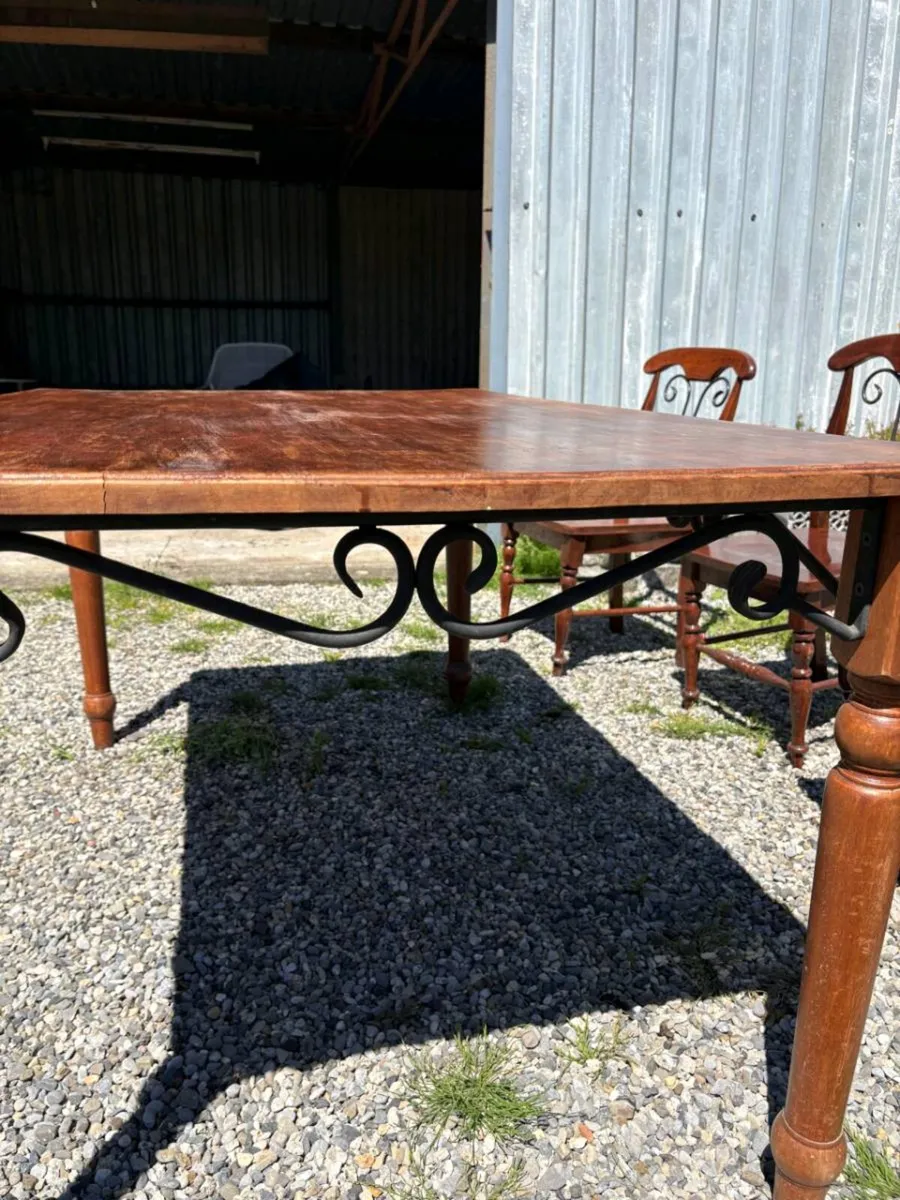 Table and chairs - Image 3