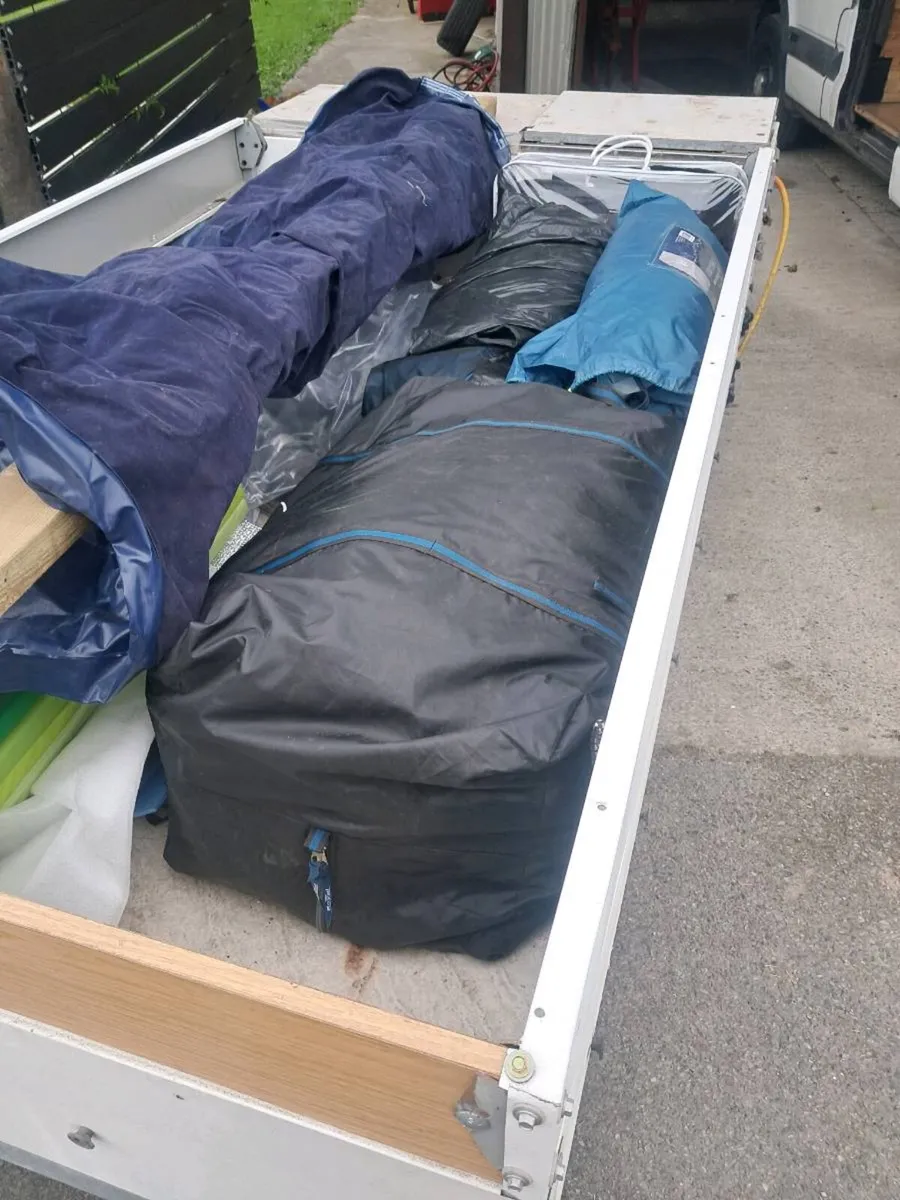Tent and trailer - Image 3