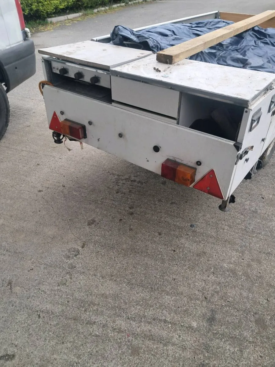 Tent and trailer - Image 4