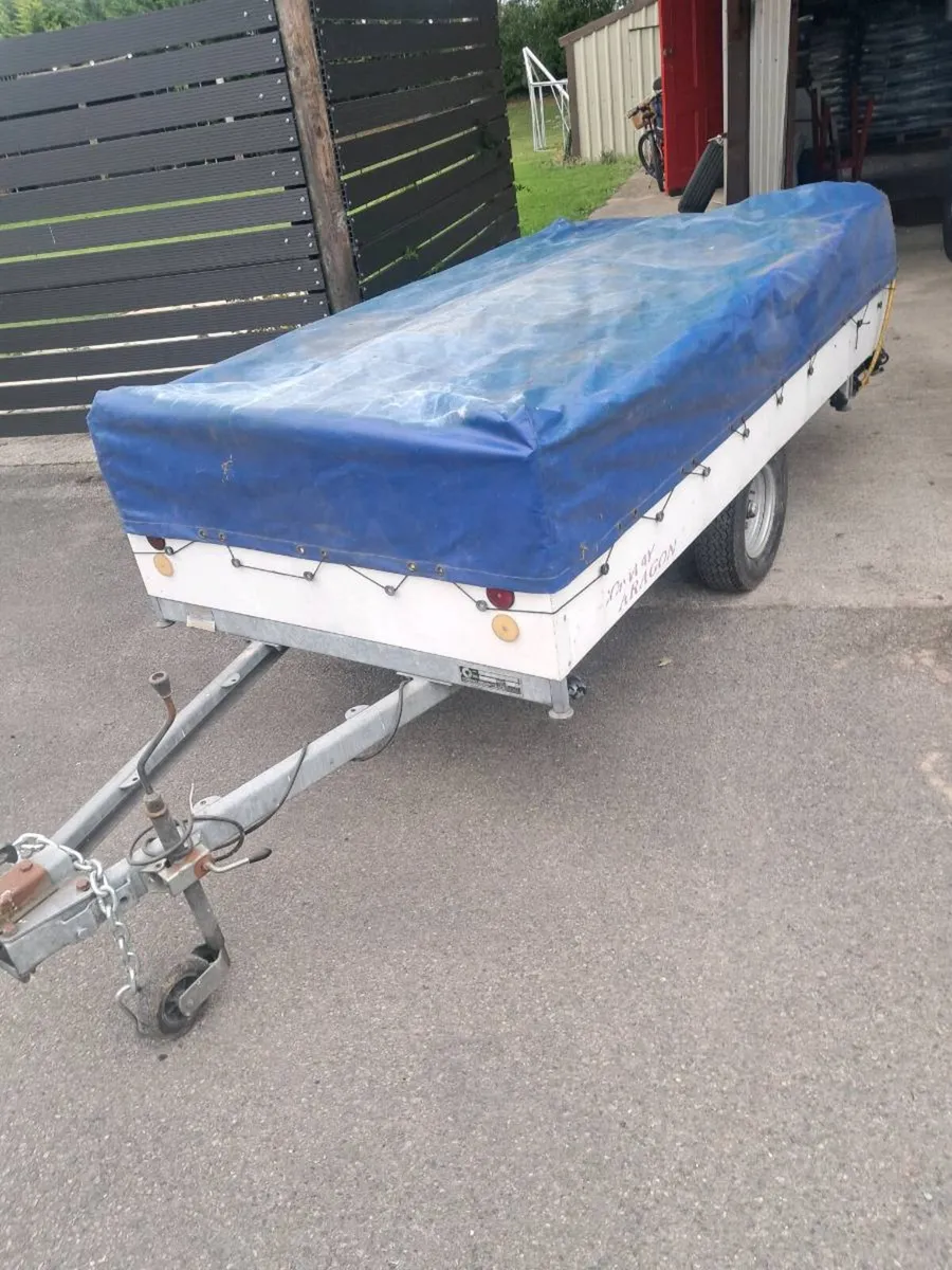 Tent and trailer - Image 1