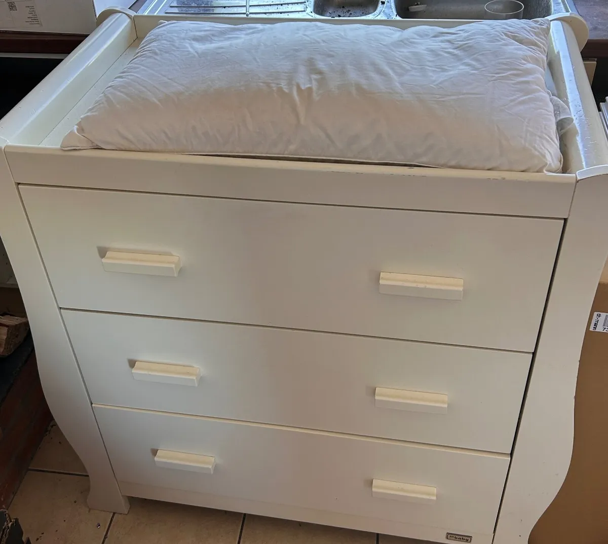 Baby changing table - Image 1