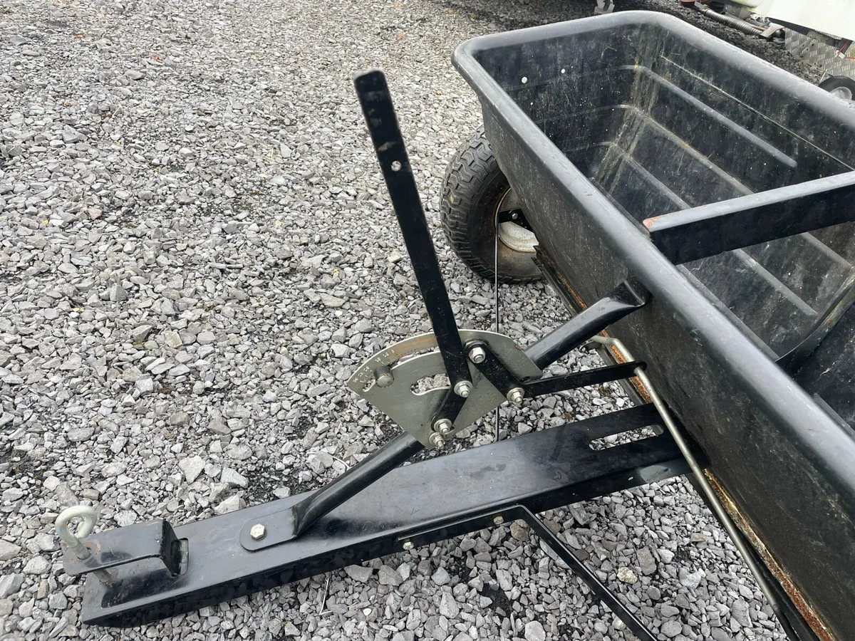 Lawn seed and fertiliser spreader - Image 3