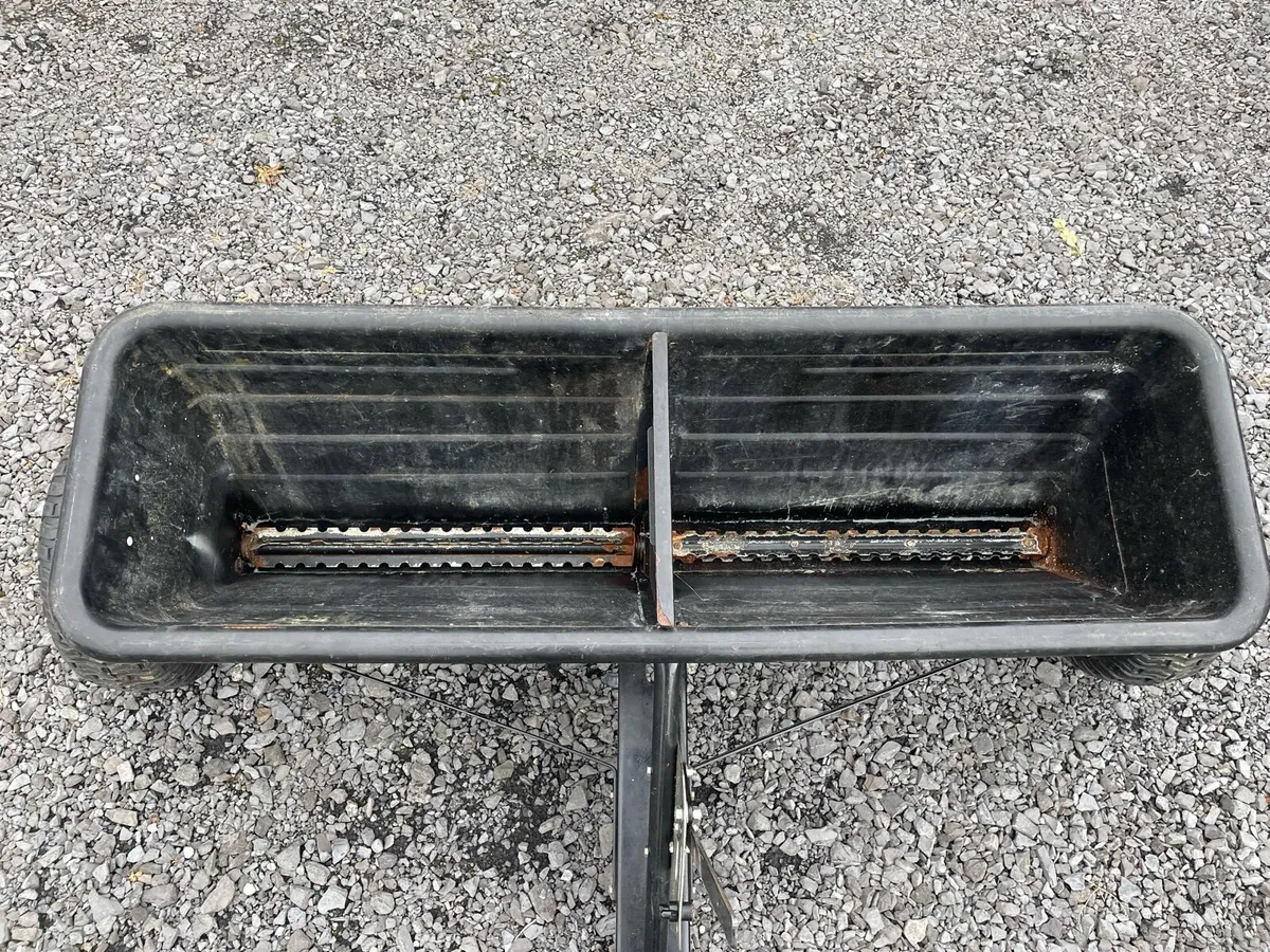 Lawn seed and fertiliser spreader - Image 4