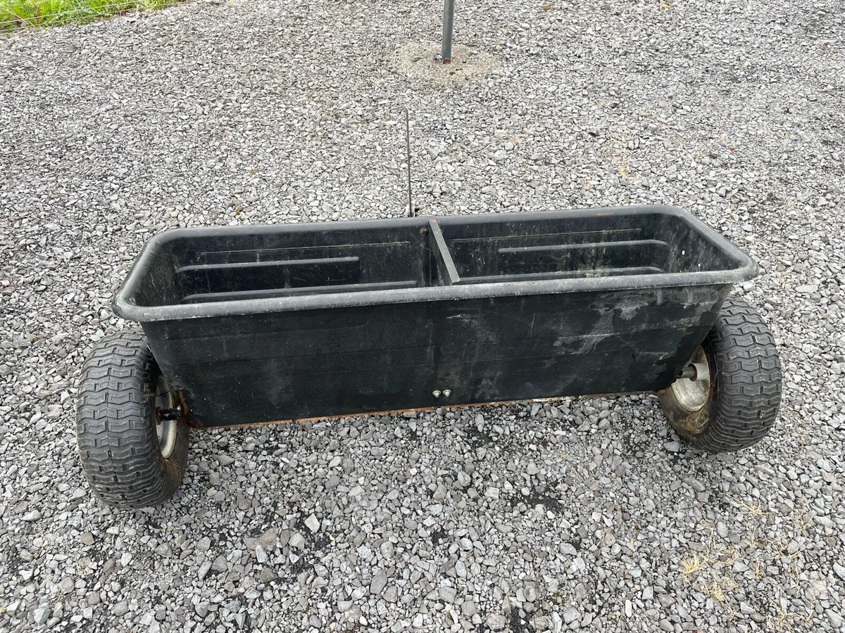 Lawn seed and fertiliser spreader - Image 2