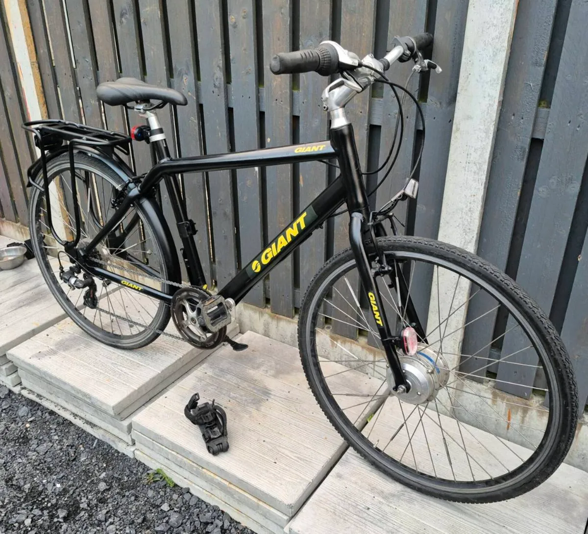 ADULTS GIANT ESCAPE BIKE 22 INCH FRAME/ WHEELS 29 - Image 1