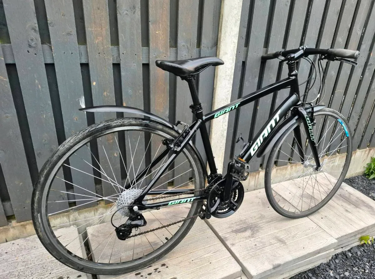 ADULTS GIANT ESCAPE 2 
 BIKE 18 INCH FRAME/ WHEELS - Image 1