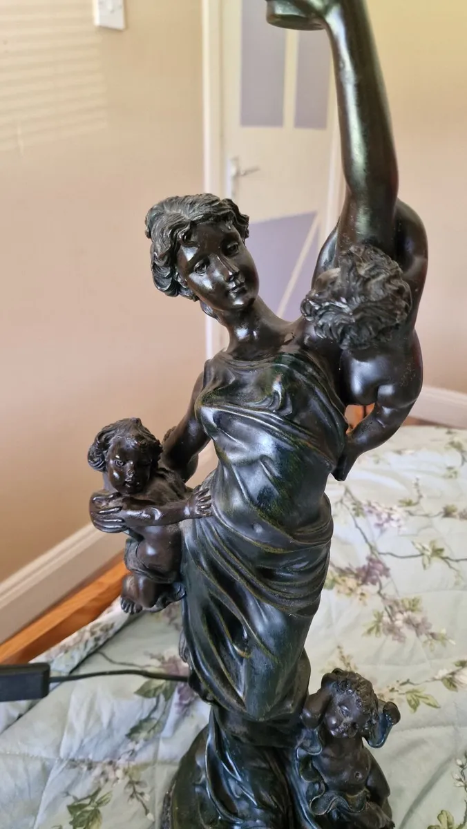 Light / lamp with lady and babies - Image 1