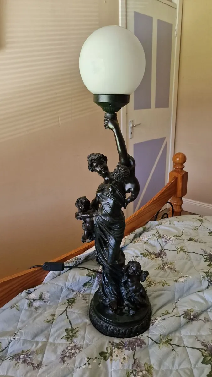 Light / lamp with lady and babies - Image 2