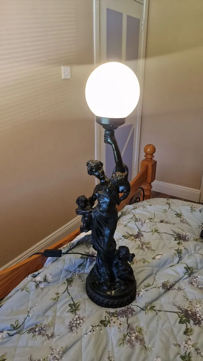 Light / lamp with lady and babies - Image 3