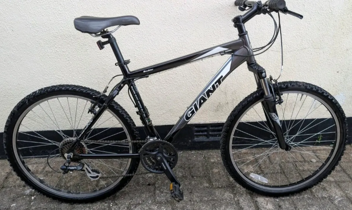 ADULTS GIANT ALUXX 6000 SERIES 
 BIKE 18 INCH FRAM - Image 1
