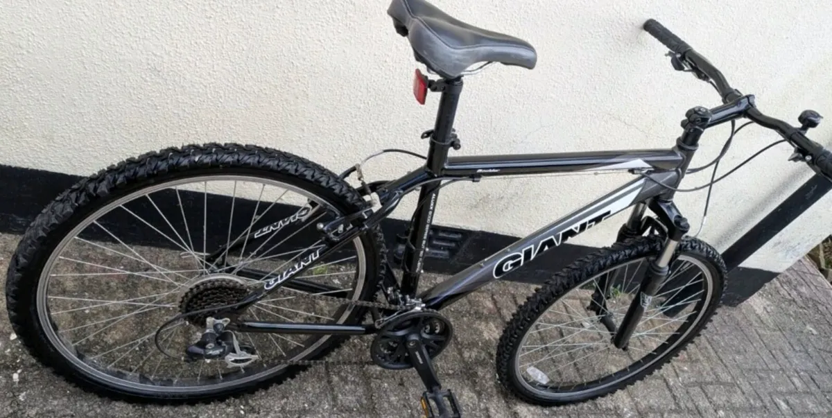 ADULTS GIANT ALUXX 6000 SERIES 
 BIKE 18 INCH FRAM - Image 2