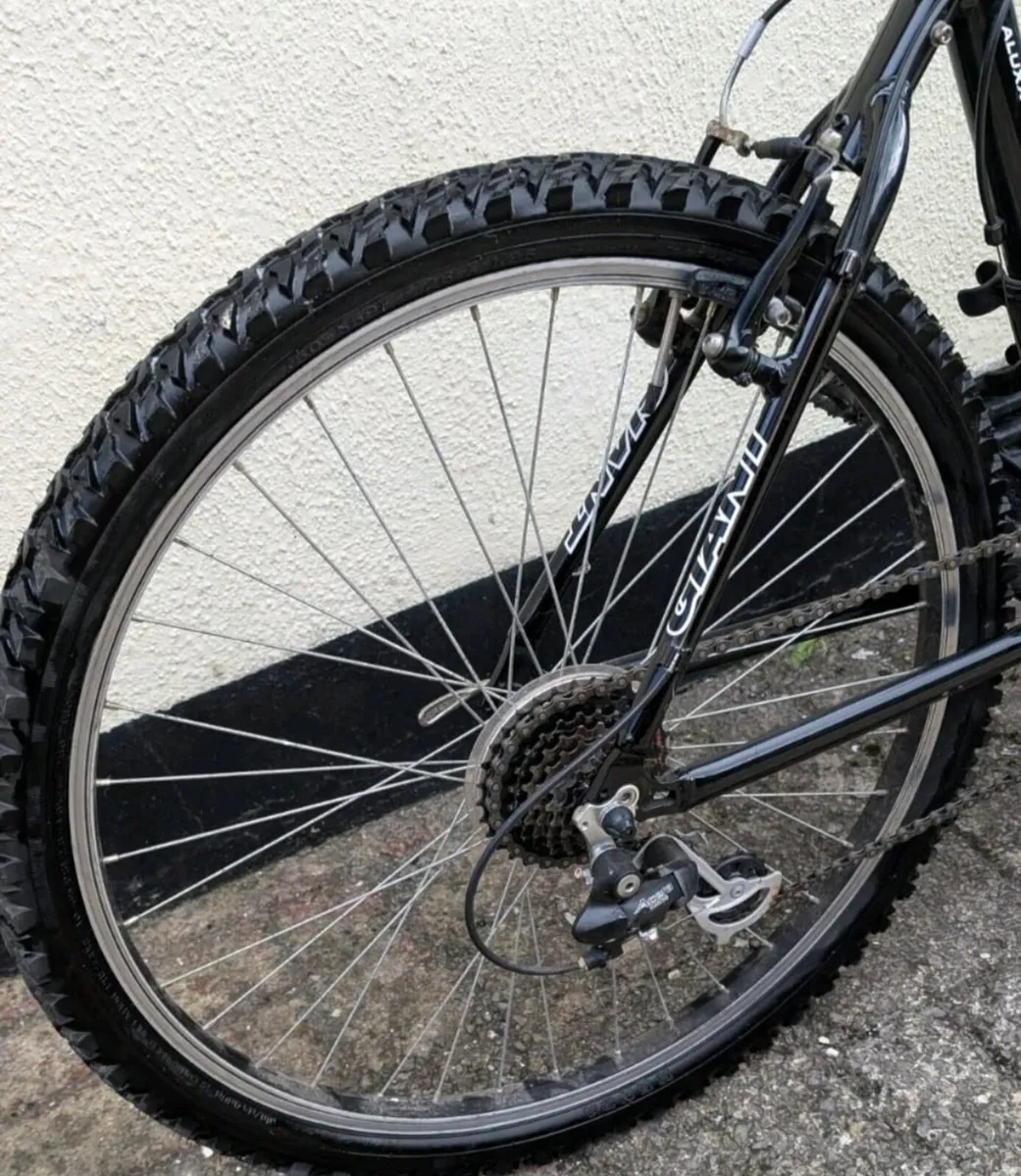 ADULTS GIANT ALUXX 6000 SERIES 
 BIKE 18 INCH FRAM - Image 4