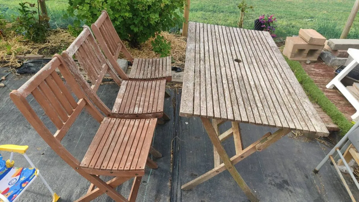 Table + chairs - Image 1