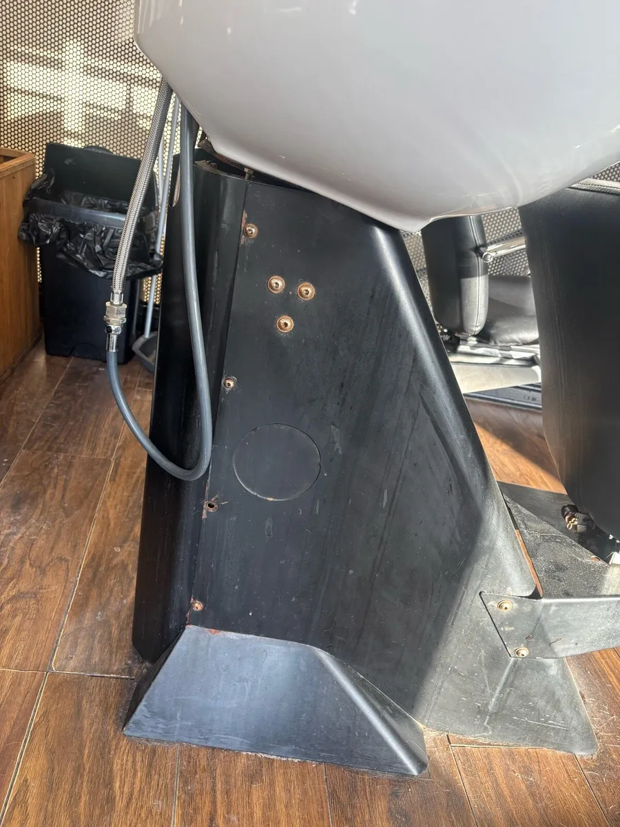 Salon furniture - Image 2