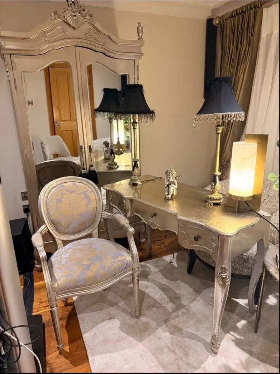 Dressing vanity table Chair , lamps - Image 3