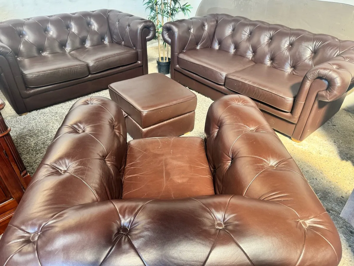 Italian leather Chesterfield style 3-2-1+footstool - Image 2