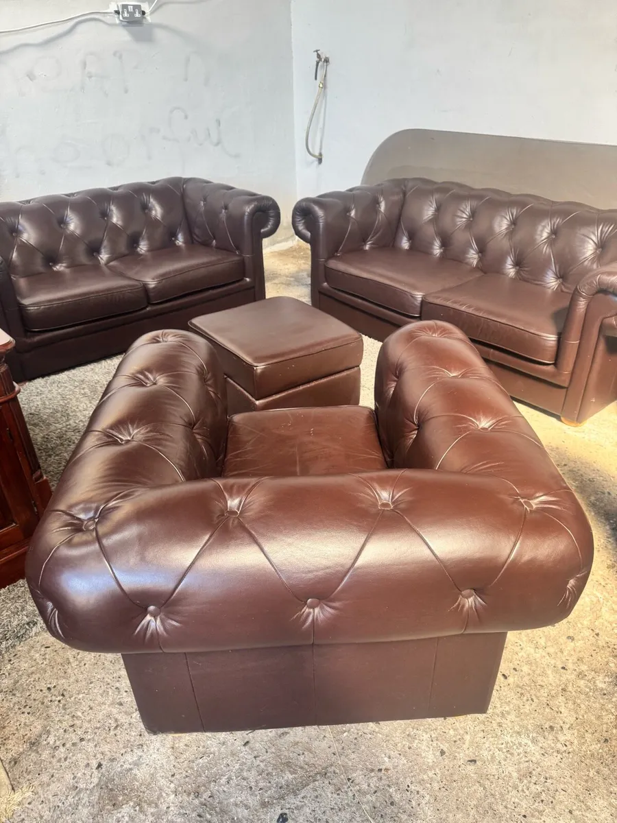 Italian leather Chesterfield style 3-2-1+footstool - Image 3