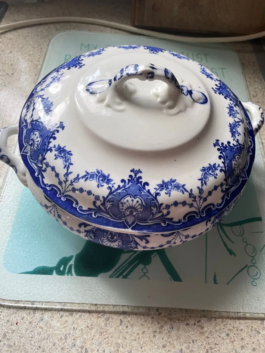 Antique serving bowl with lid - Image 1