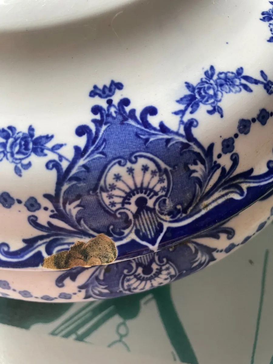 Antique serving bowl with lid - Image 3