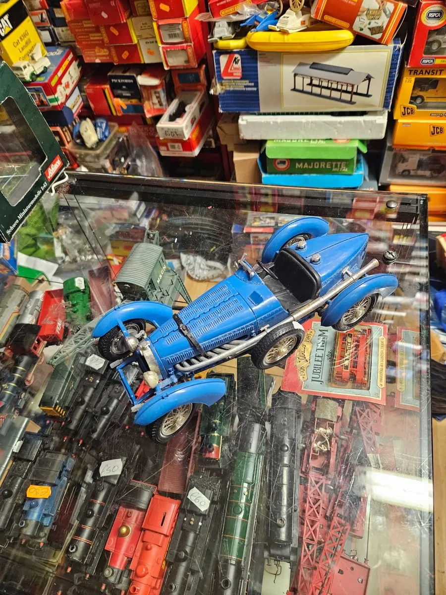 Corgi Burago Bugatti 1.18 - Image 1