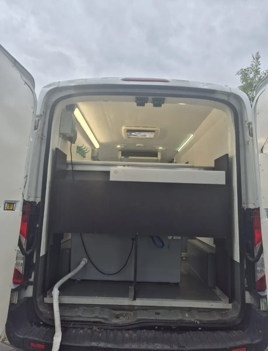 Dog grooming van - Image 3