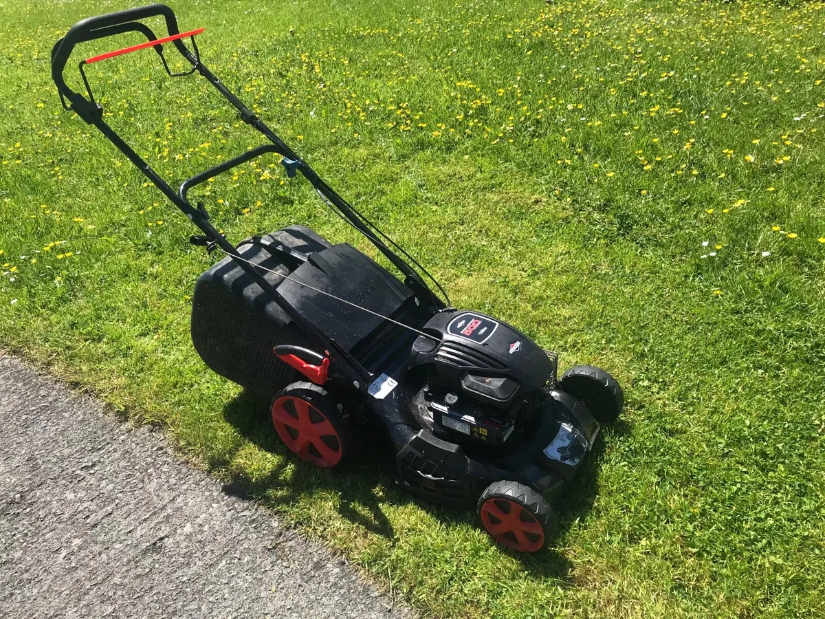Briggs and stration Self drive lawnmower - Image 4