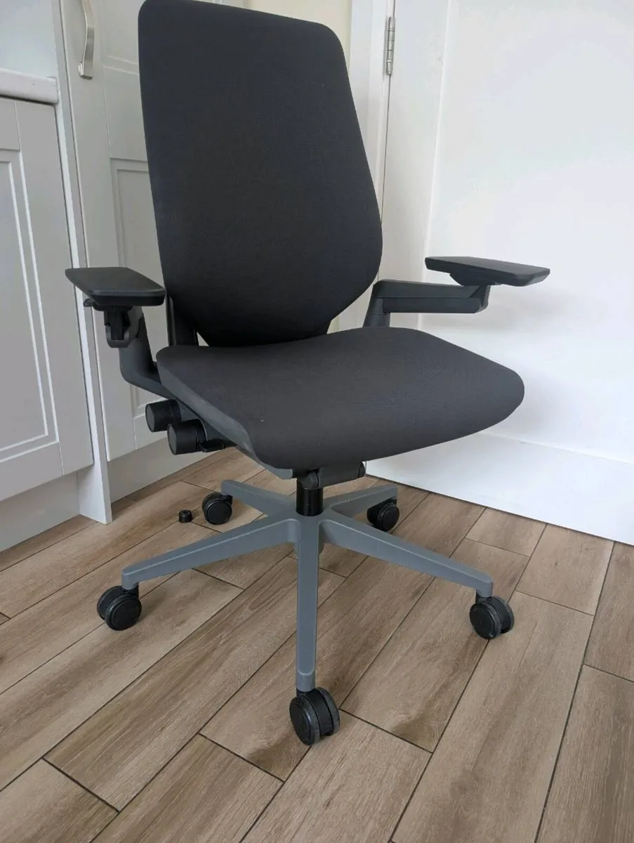 Ergonomic office chair - Image 1
