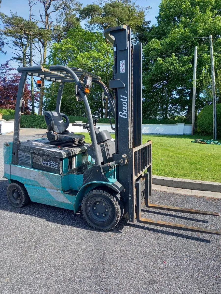 Forklifts electric 2.5 tonne - Image 1