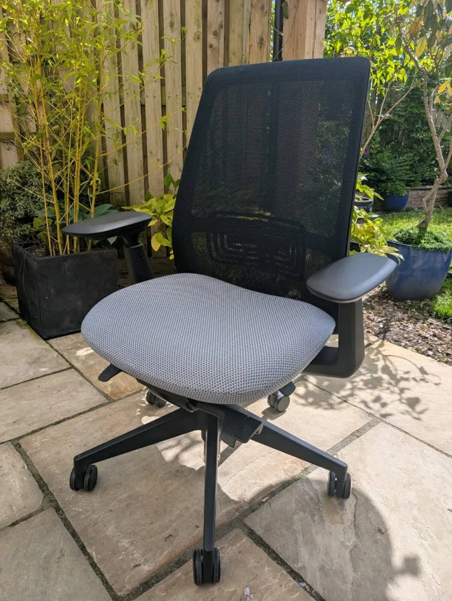 Ergonomic office chair - Image 4