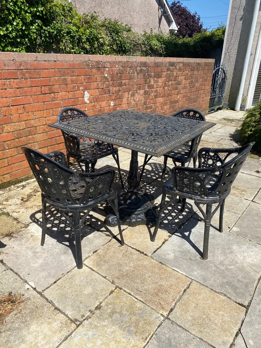 Cast iron table and 4 chairs - Image 1