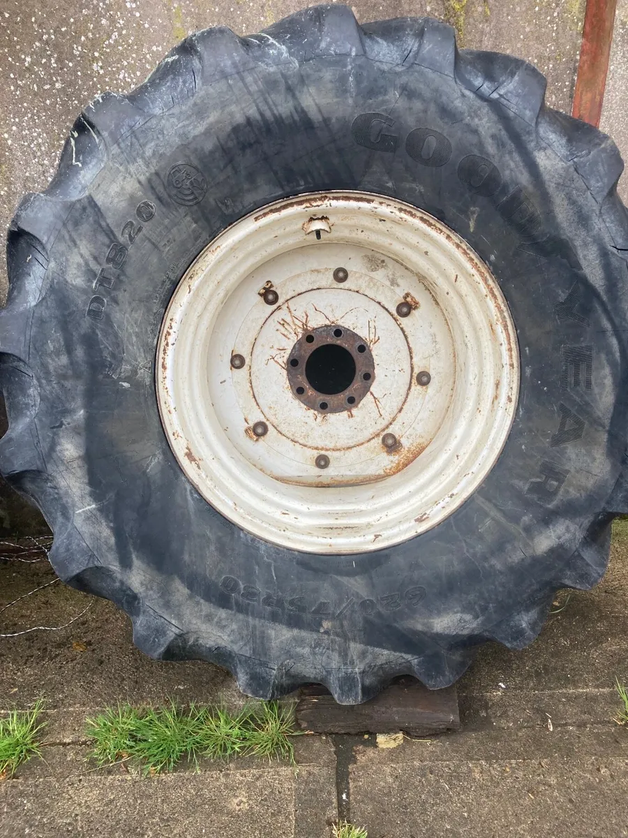 Tractor tyres and rims - Image 1