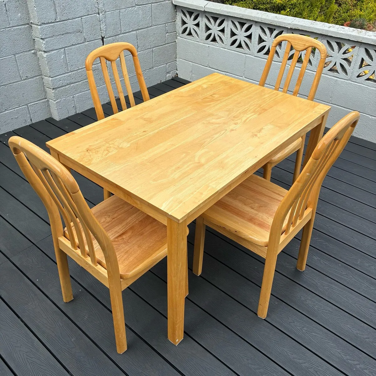 Solid pine table and 4 Chairs - Image 2