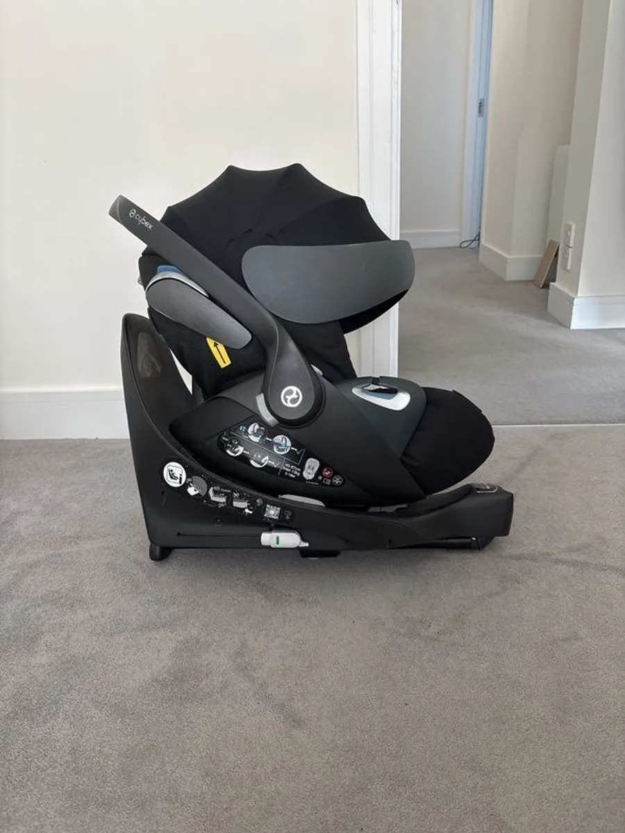 Cybex Cloud Z i-Size Car Seat + Rotating ISOFIX Base - Image 1