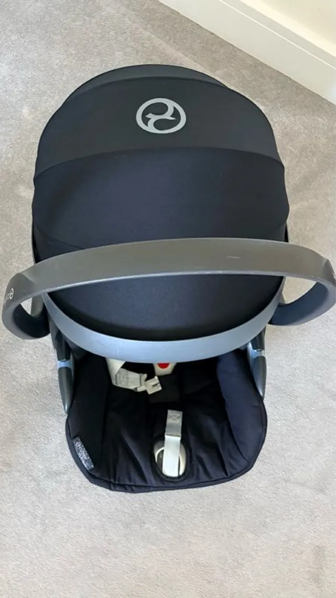 Cybex Cloud Z i-Size Car Seat + Rotating ISOFIX Base - Image 2