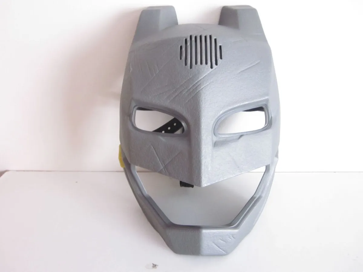 Batman Mask Lights/Voice Change Helmet - Image 1