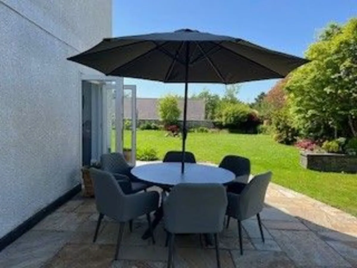 garden table and chairs +umbrella - Image 3
