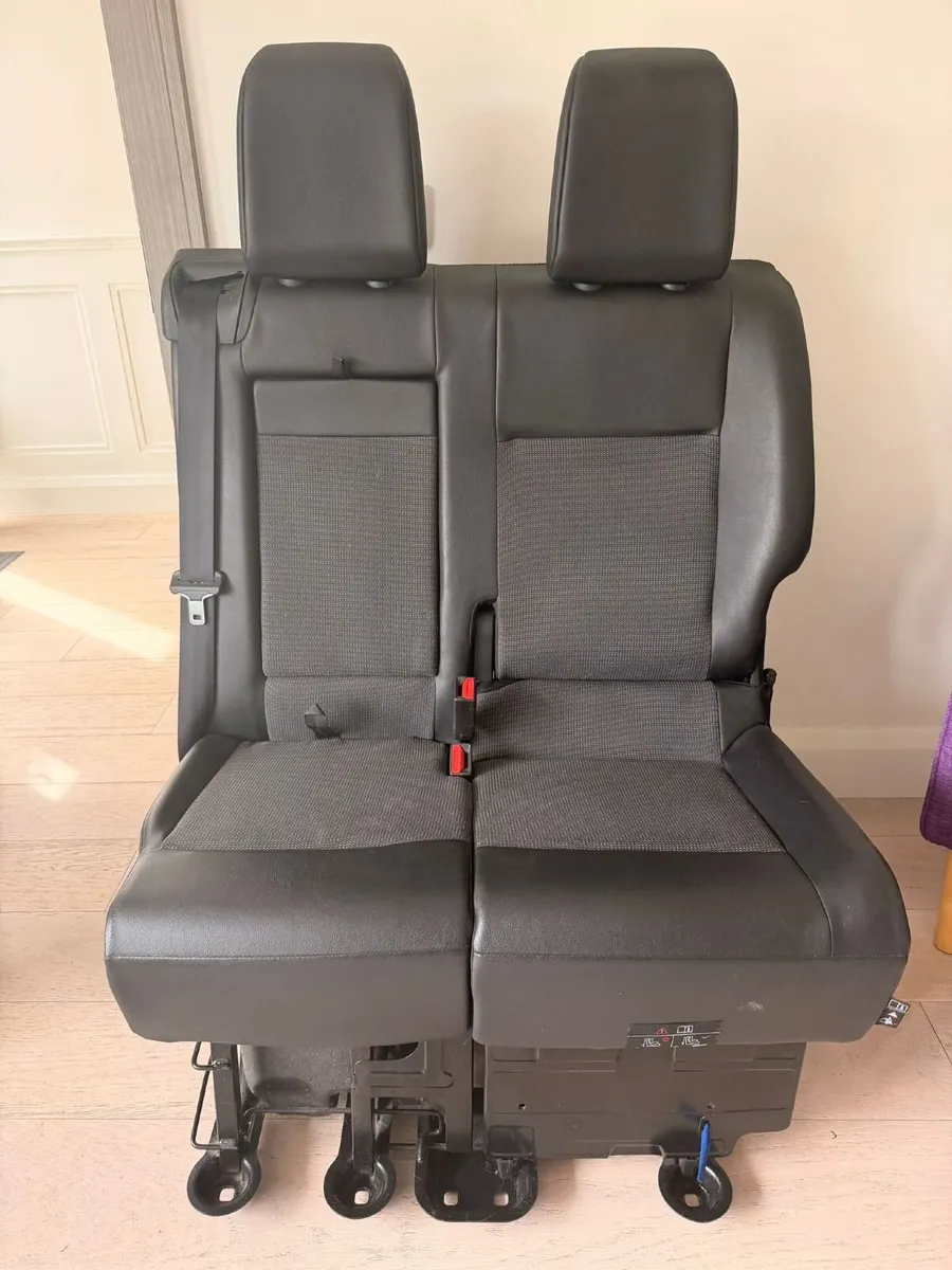 Front seats - Image 1