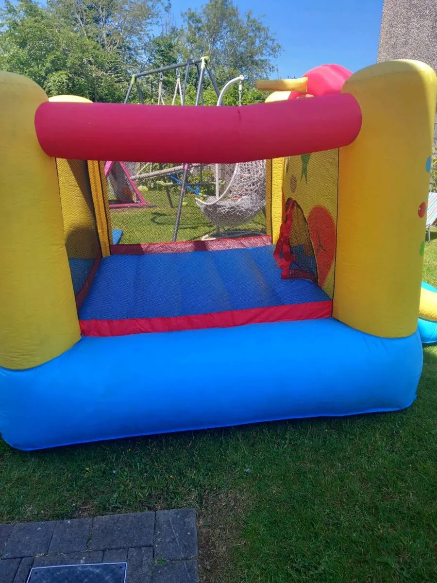 Small bouncy castle with blower - Image 2