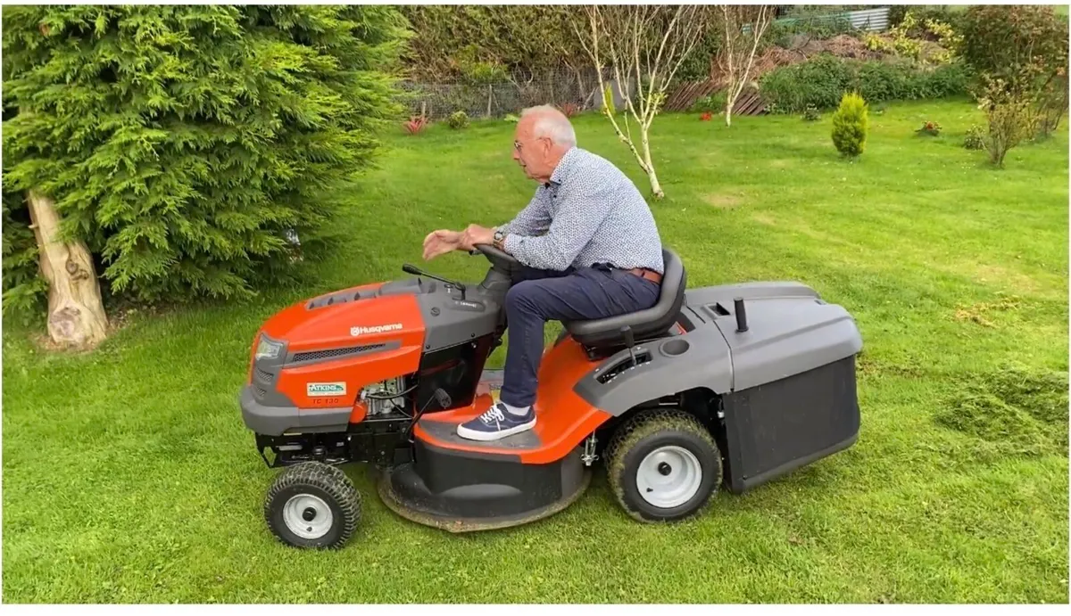 Ride on lawnmower - Image 1