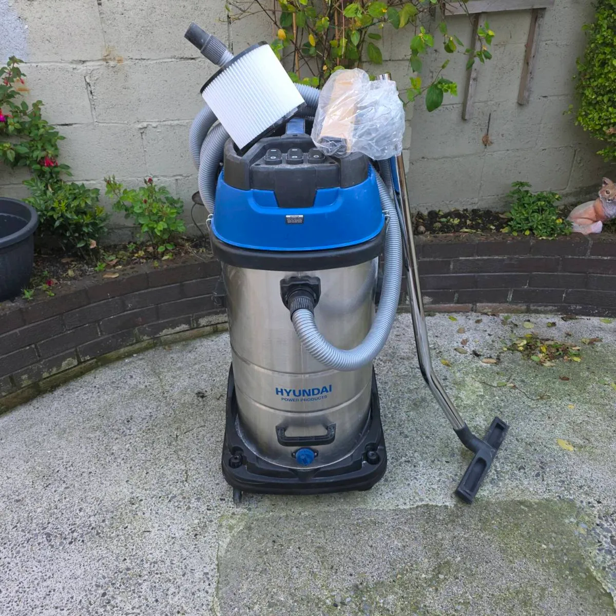 Wet dry vacuum - Image 1