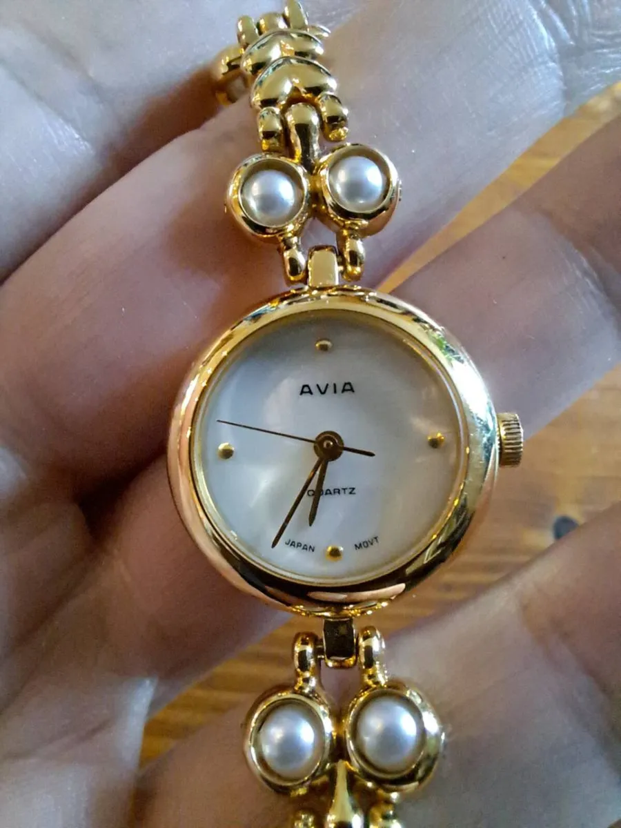 Vintage AVIA Ladies Bracelet Watch - Image 3