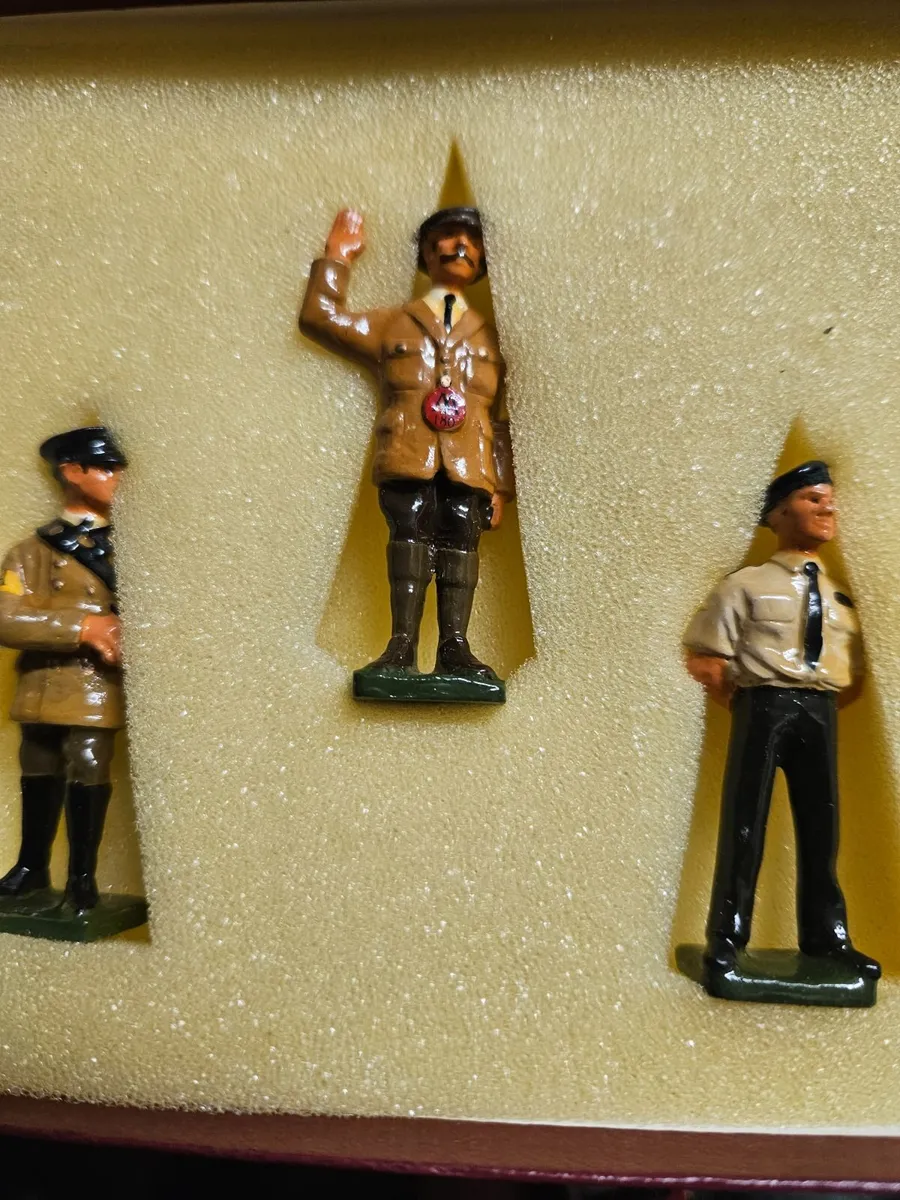 Corgi Gord Models AA Figures - Image 3