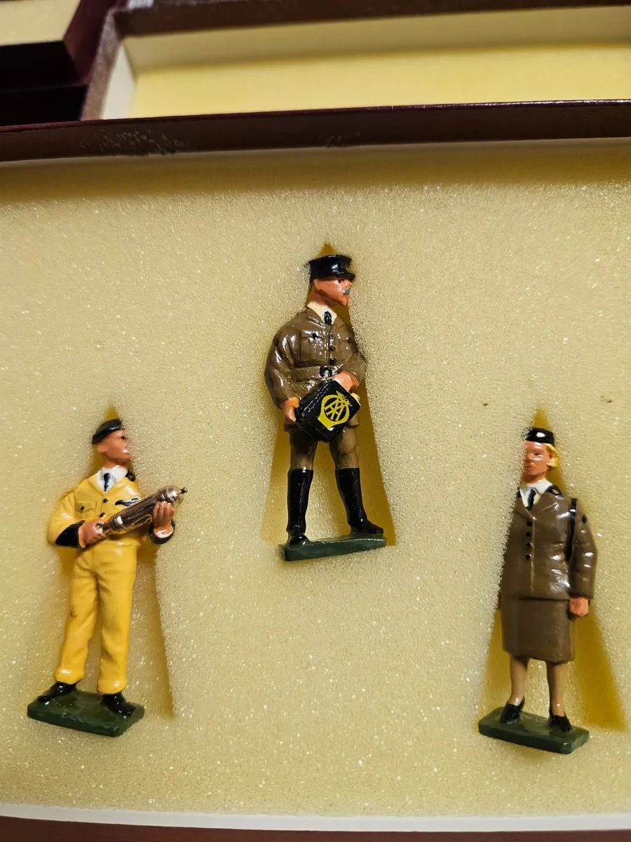 Corgi Ford Models AA Figures - Image 2
