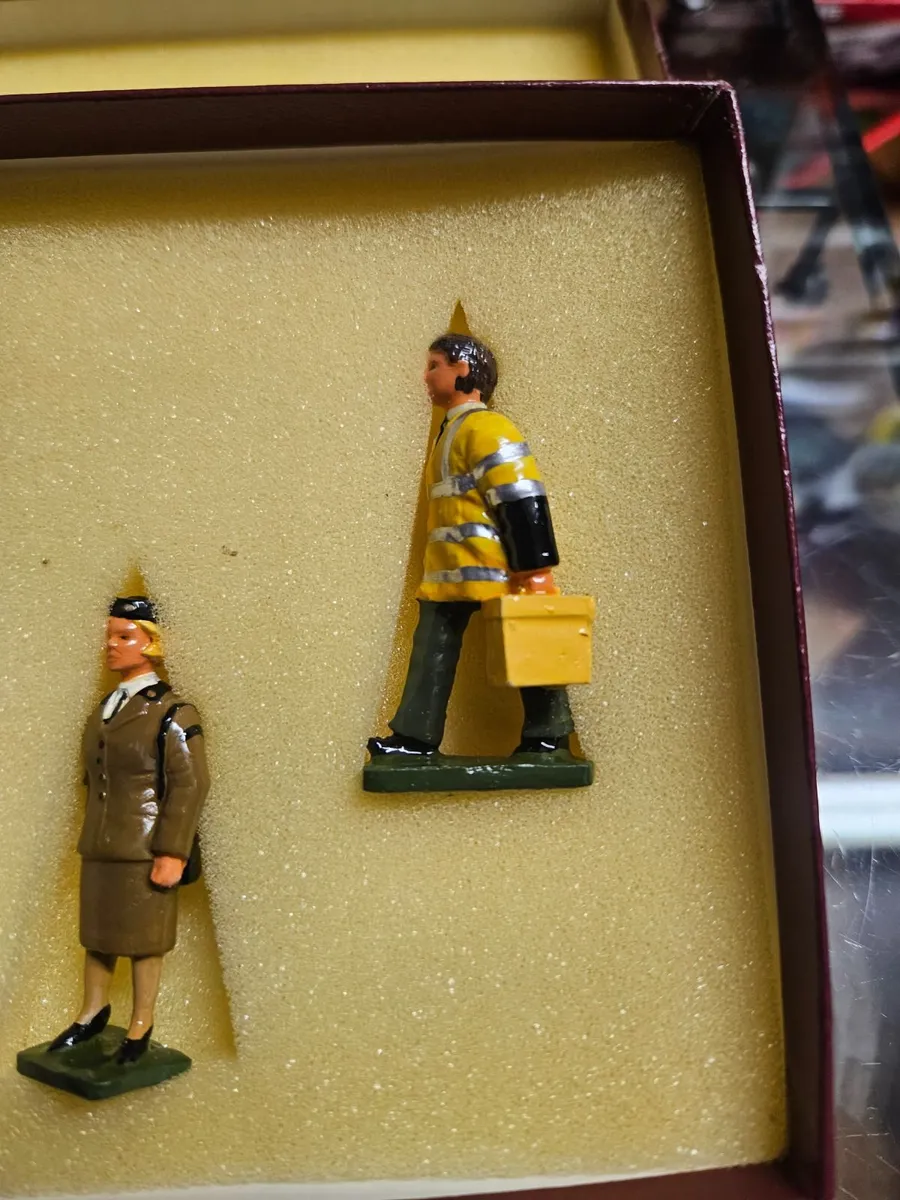 Corgi Ford Models AA Figures - Image 3