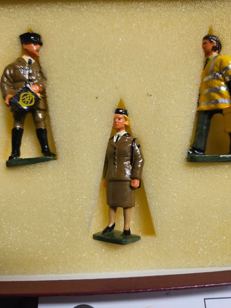 Corgi Ford Models AA Figures - Image 4
